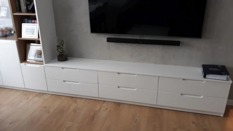 Jasna zabudowa salonu z szafką pod telewizor